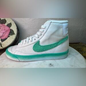 Nike Blazer Mid ’77 – Women’s Size 6 – Spring Green Fade/White